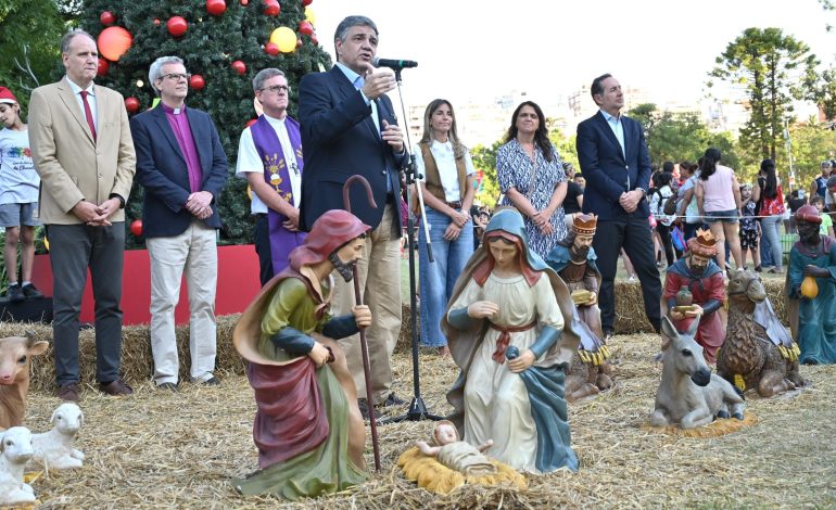  Jorge Macri junto a referentes católicos, evangélicos, anglicanos en la bendición del pesebre del Parque de la Navidad